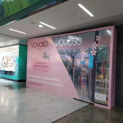 Une décoration de vitrine dans une galerie marchande prote jeune mulhuse