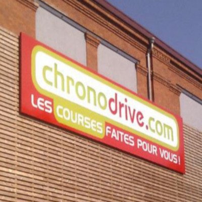 Une enseigne chronodrive posé sur une facade par Neama Publicité