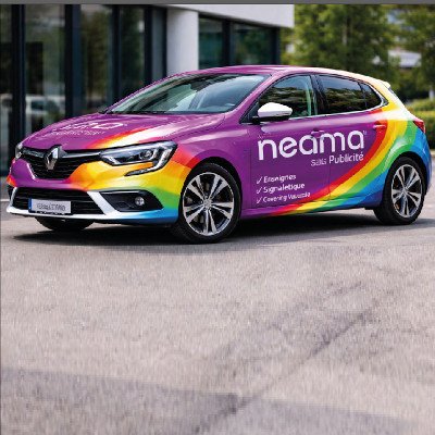 Une voiture Renault Megane décoré en total covering par Neama